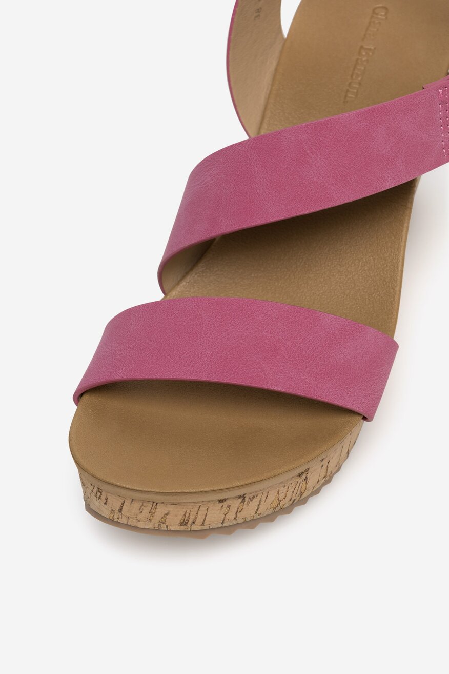 Sandały na koturnie