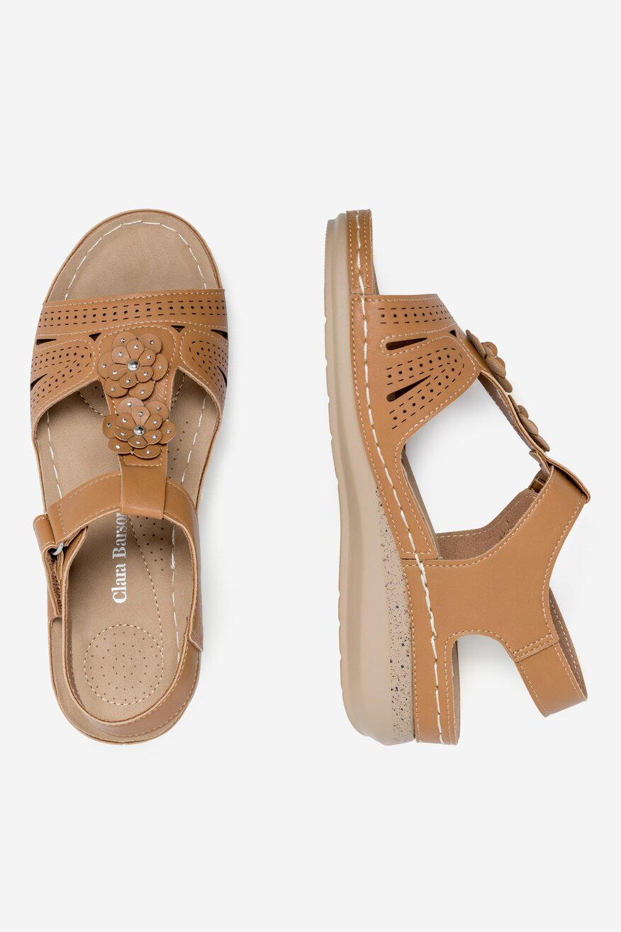 Sandały na koturnie