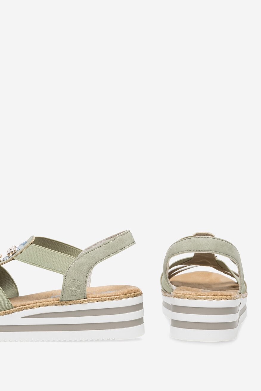 Sandały na koturnie