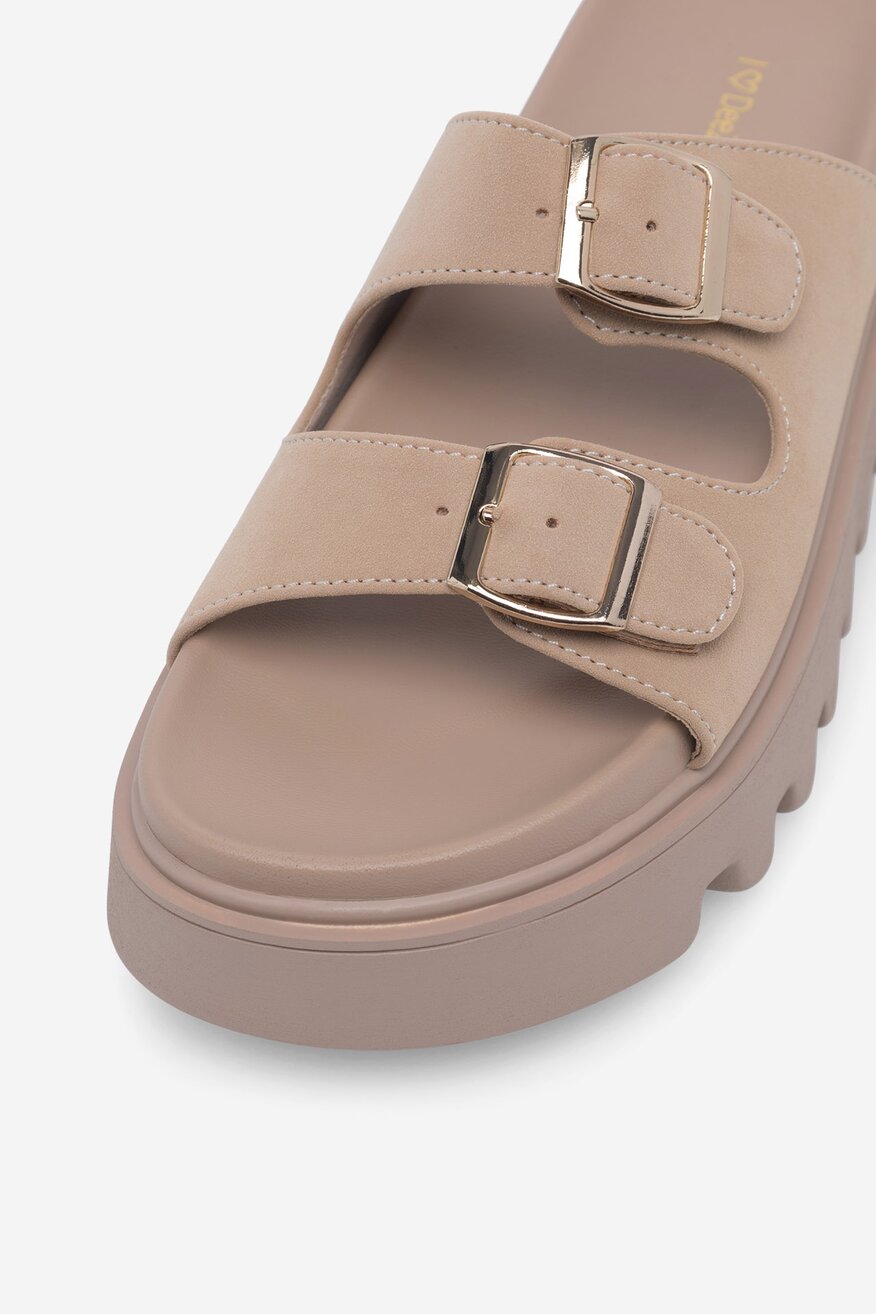 Klapki na grubej podeszwie