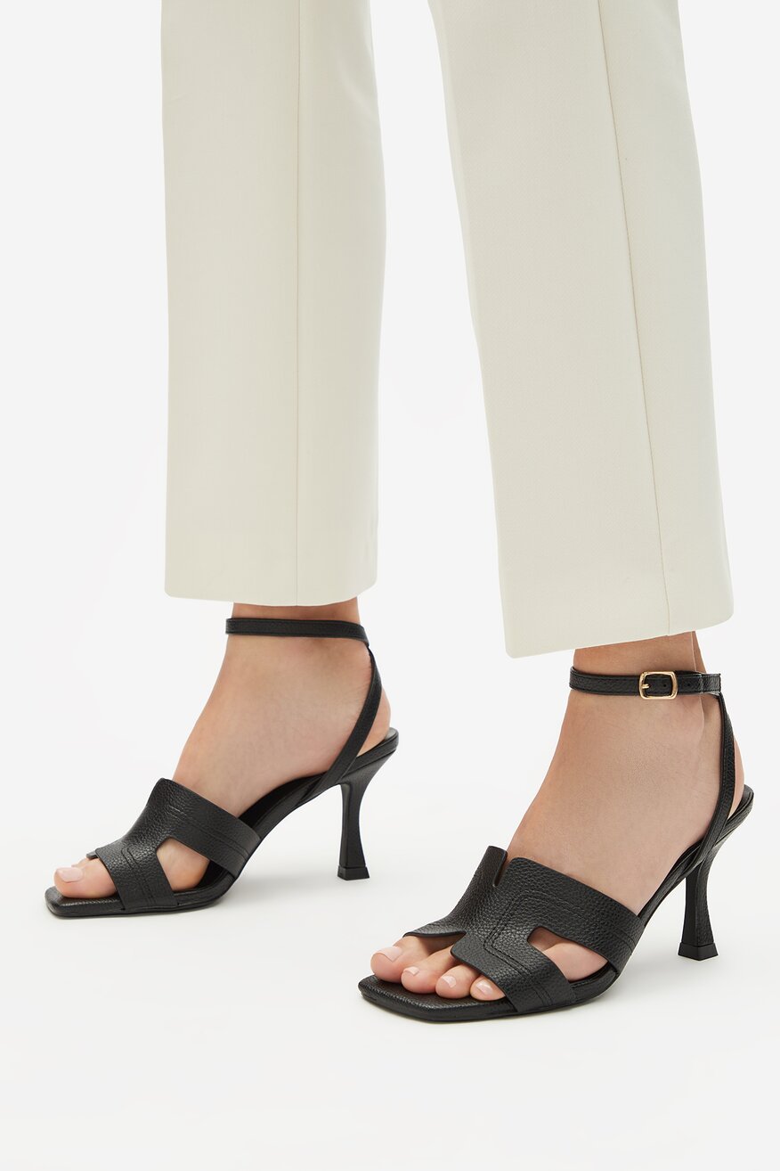 Sandały na obcasie