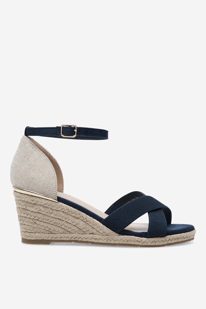 Sandały na koturnie