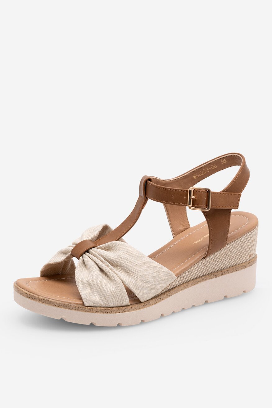 Sandały na koturnie