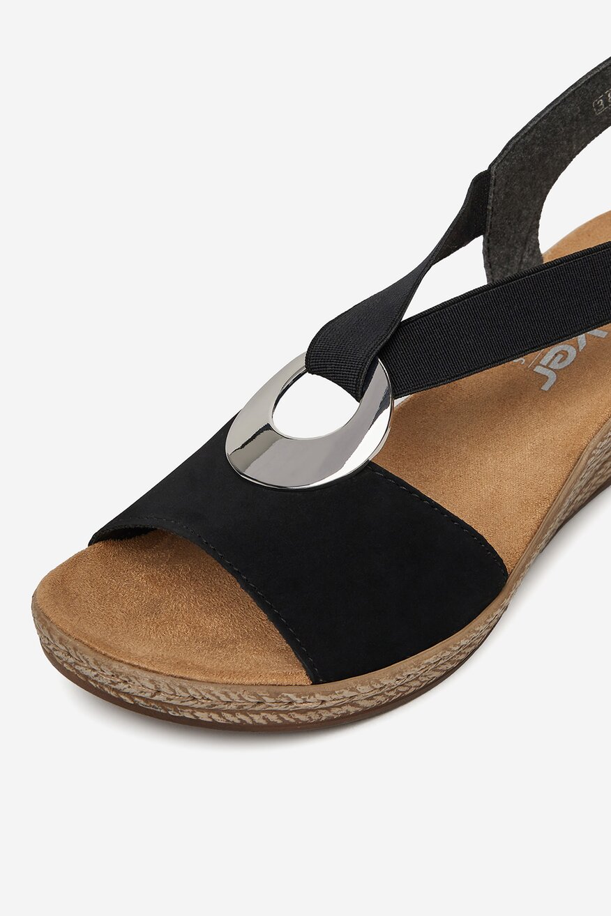 Sandały na koturnie