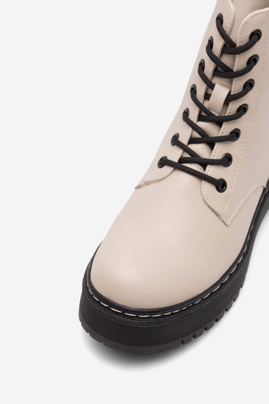 Trzewik na platformie