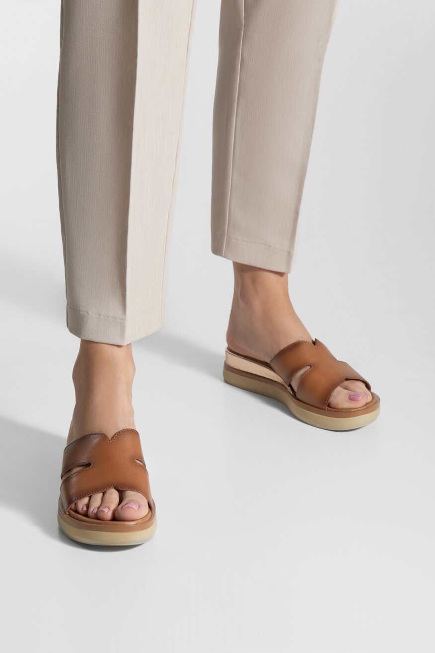 Klapki skórzane na koturnie