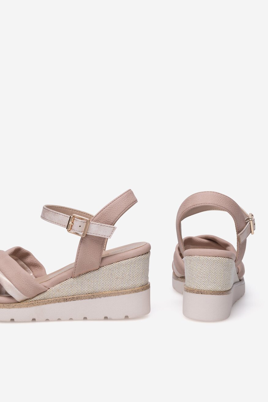 Sandały na koturnie