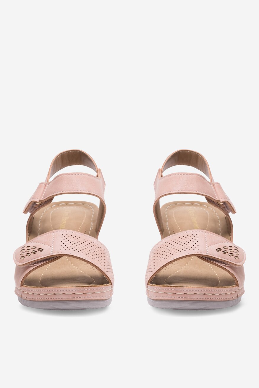 Sandały na koturnie