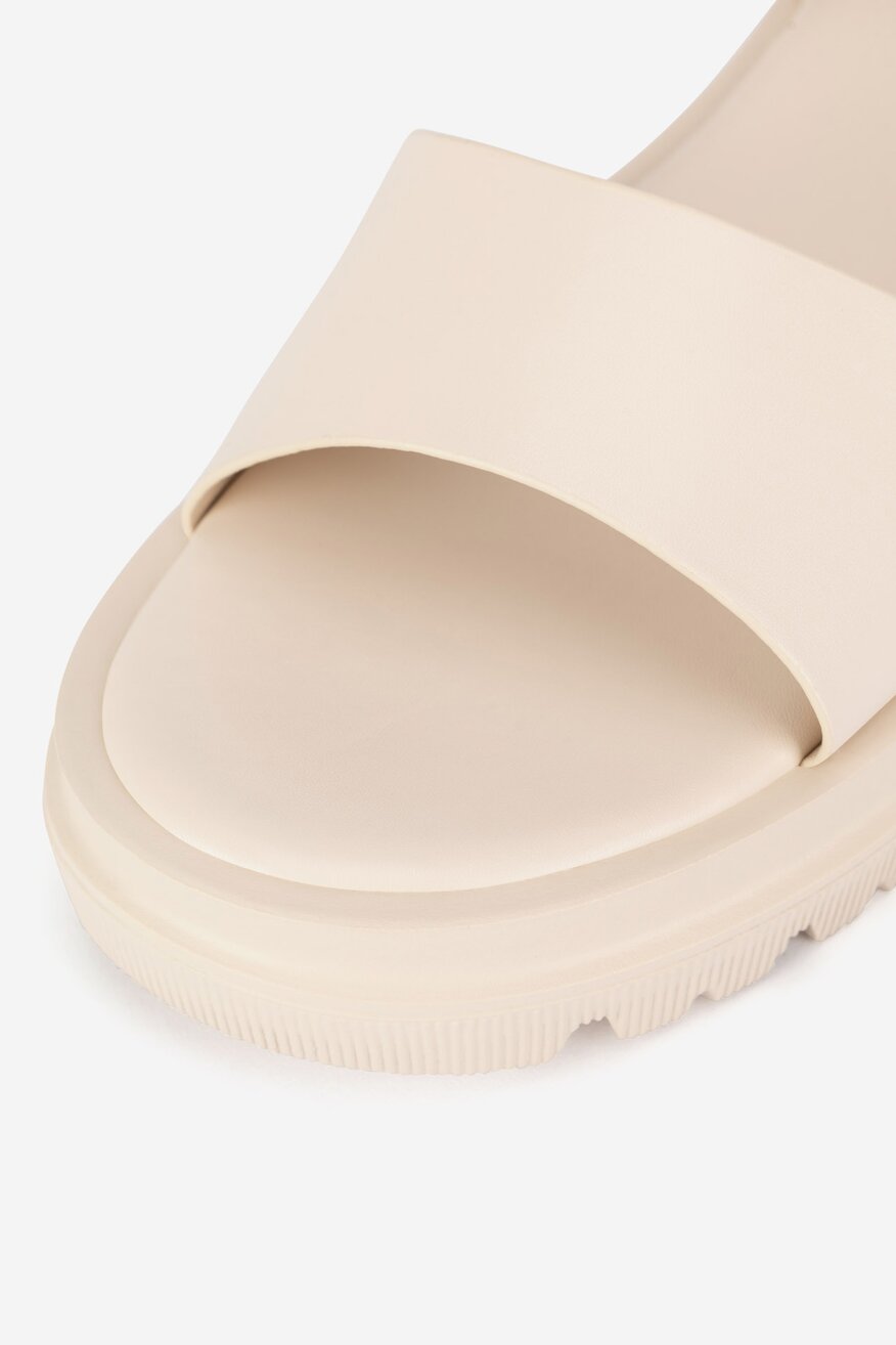 Sandały na grubej podeszwie