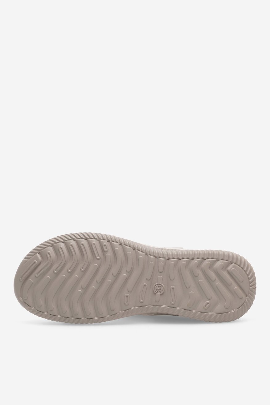 Sandały na koturnie