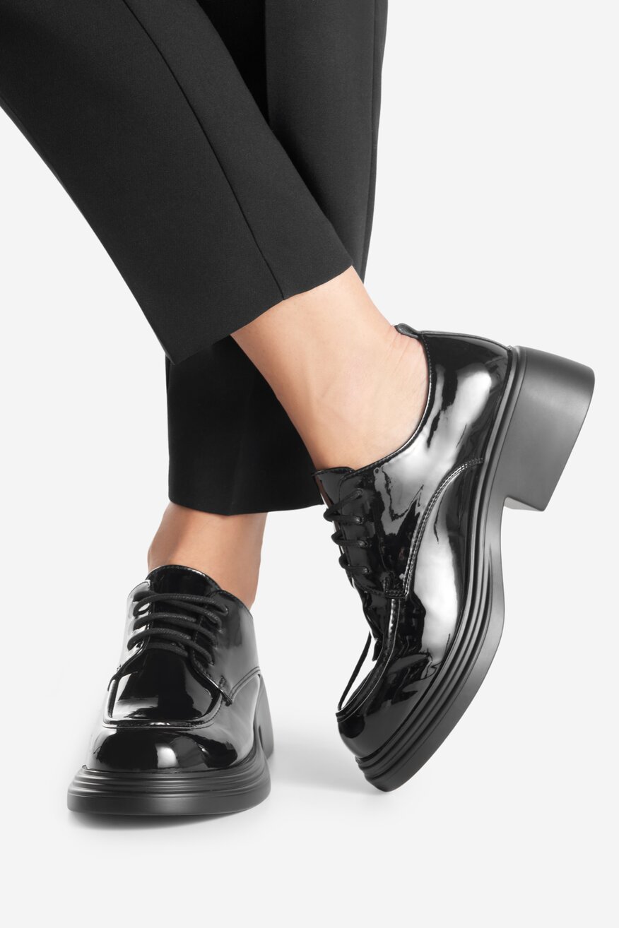 Półbuty lakierowane