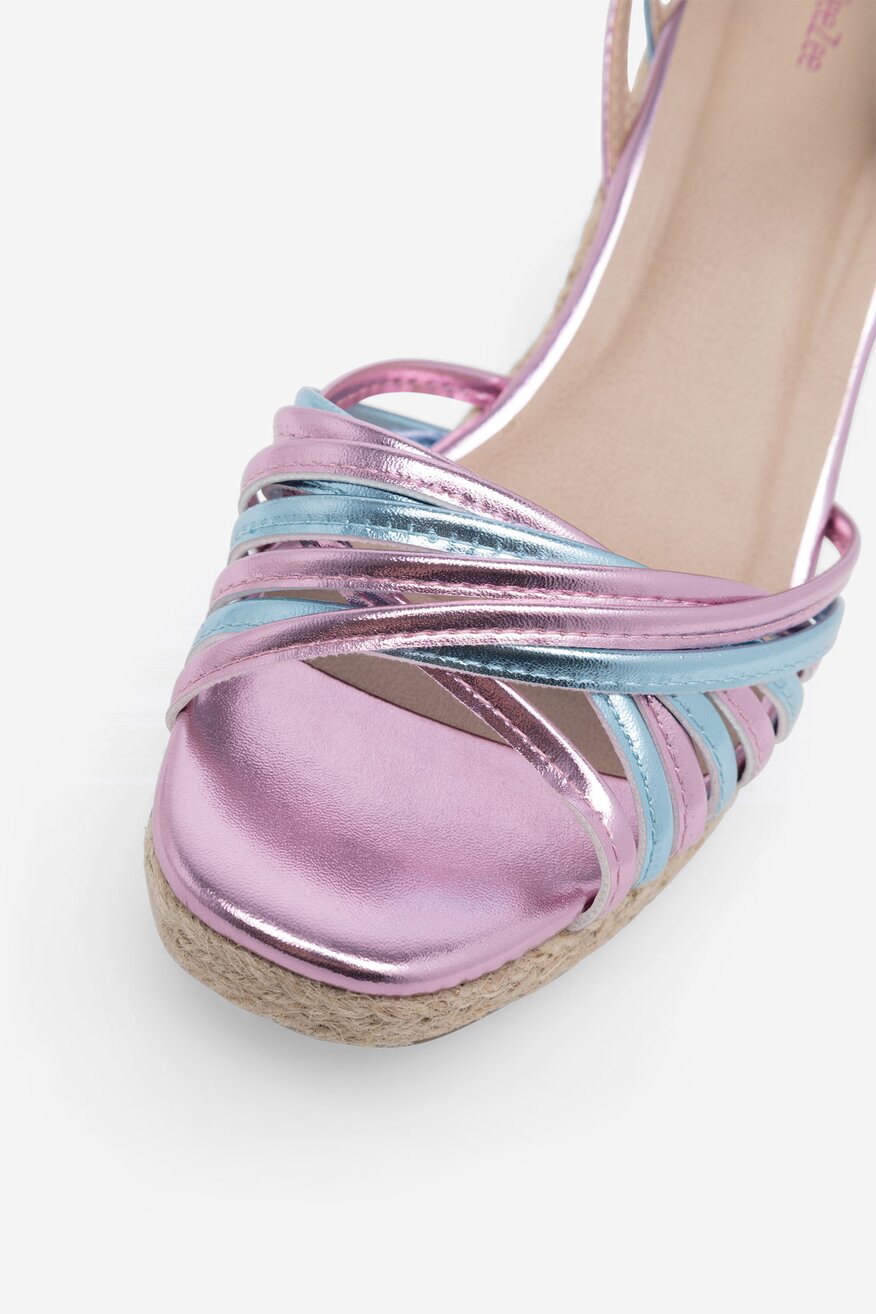 Sandały na koturnie