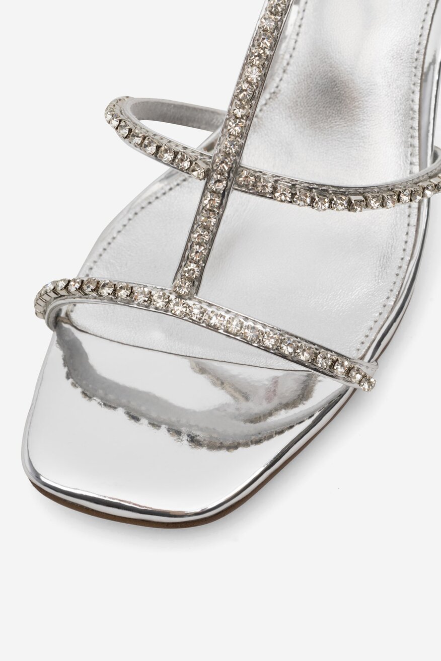 Sandały skórzane na obcasie