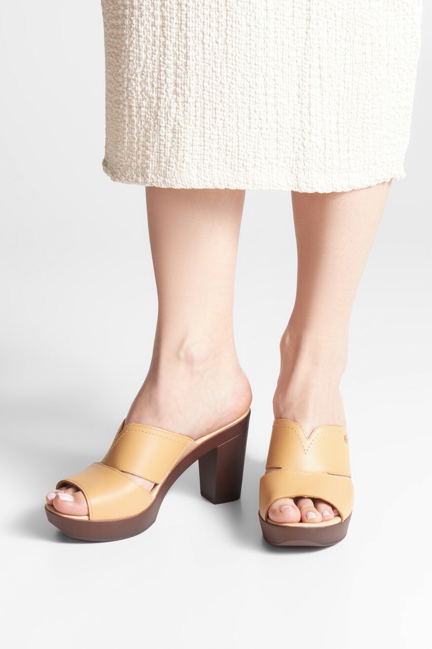 Klapki skórzane na obcasie