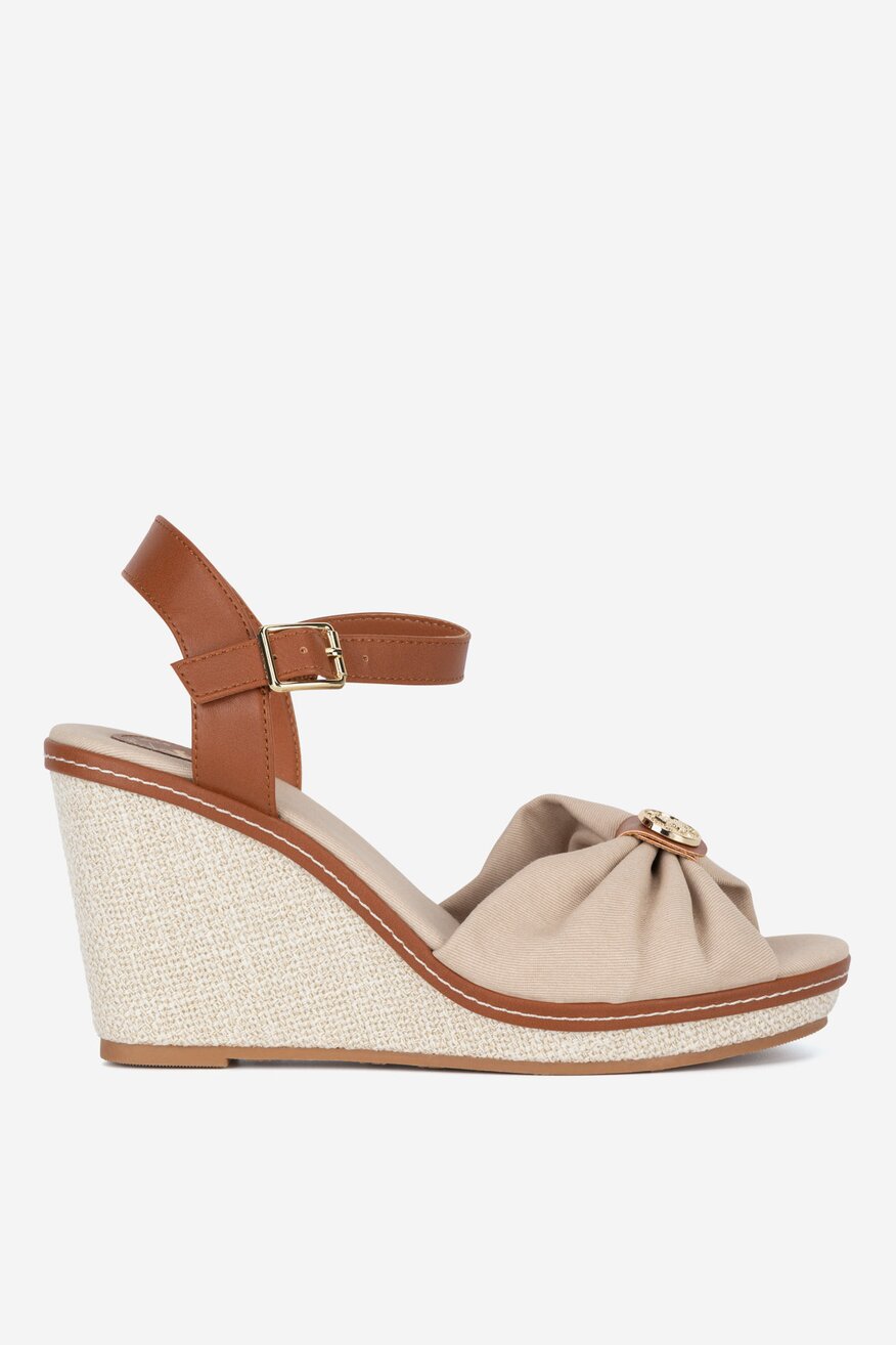 Sandały na koturnie