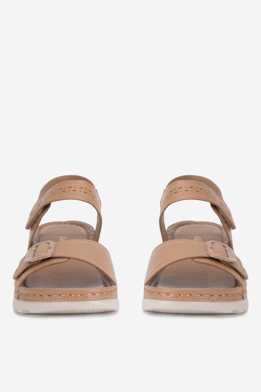 Sandały na koturnie