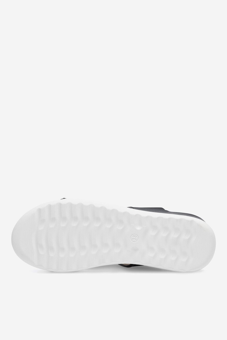 Sandały na koturnie