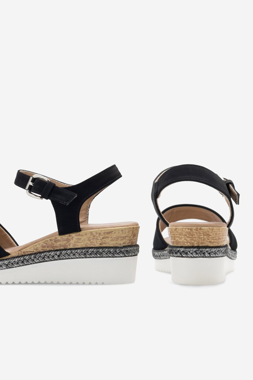 Sandały na koturnie