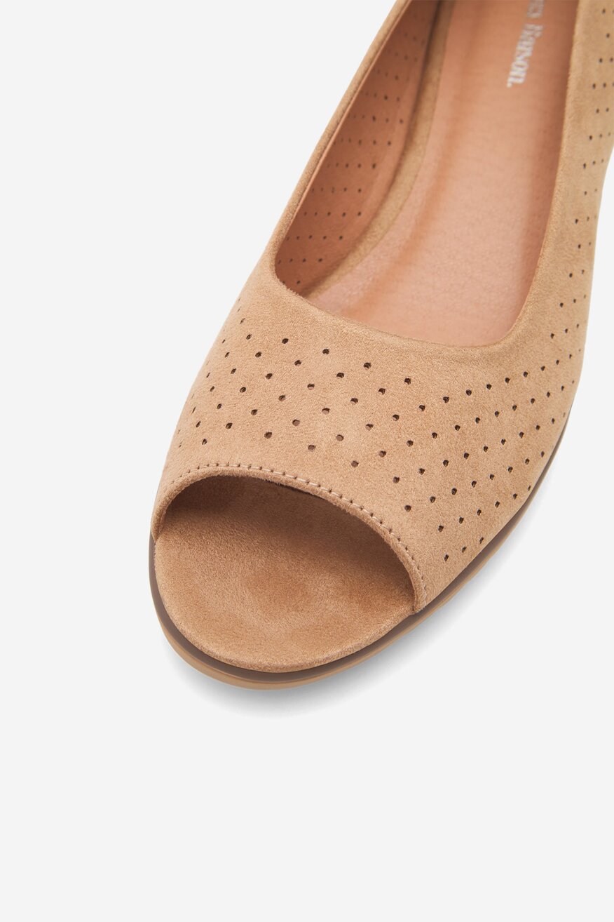 Sandały na koturnie