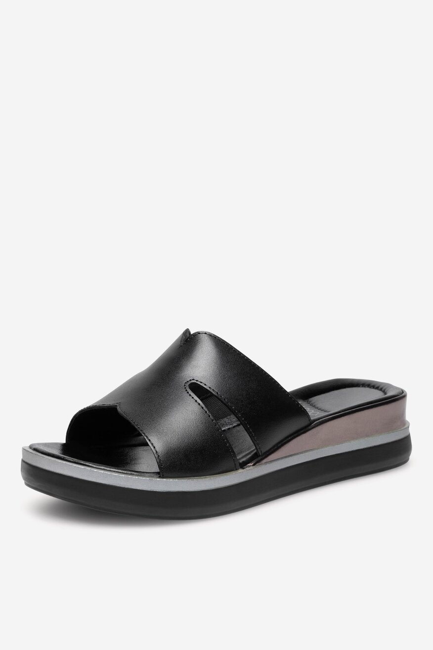 Klapki skórzane na koturnie