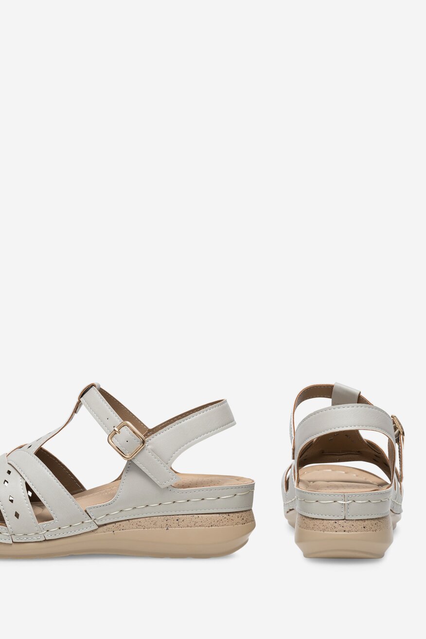 Sandały na koturnie