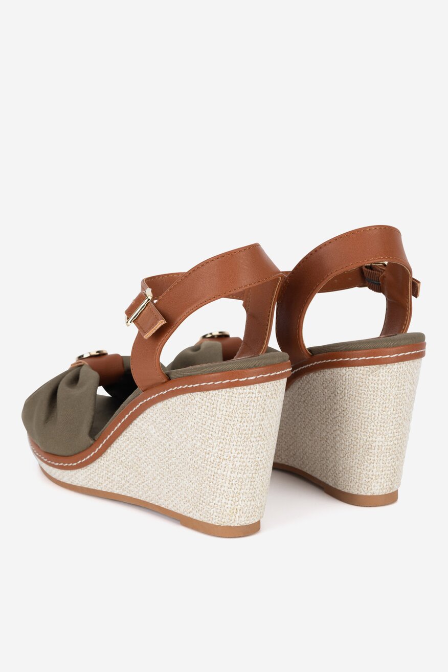Sandały na koturnie