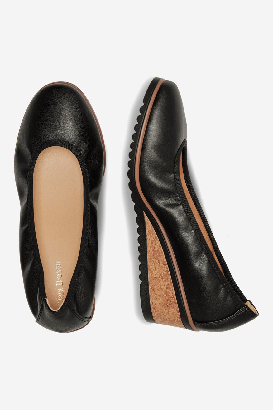 Czółenka na koturnie