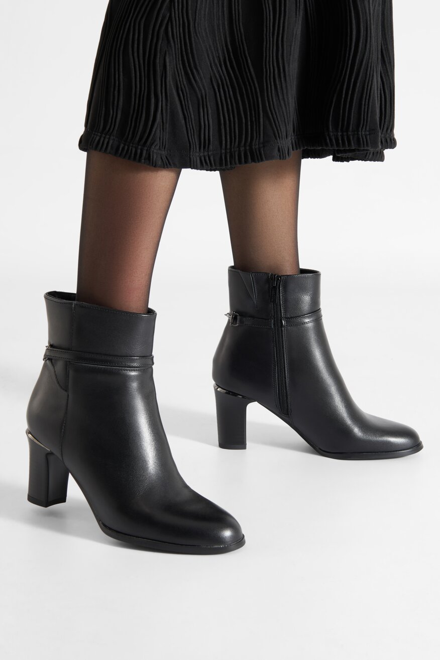 Botki skórzane na słupku