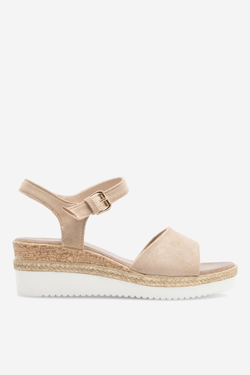 Sandały na koturnie