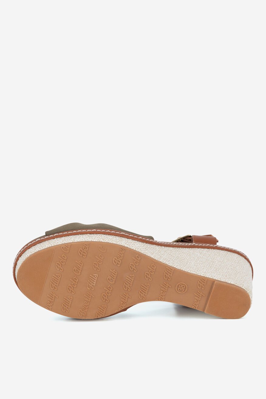 Sandały na koturnie