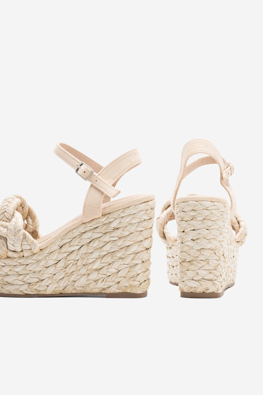 Sandały na koturnie