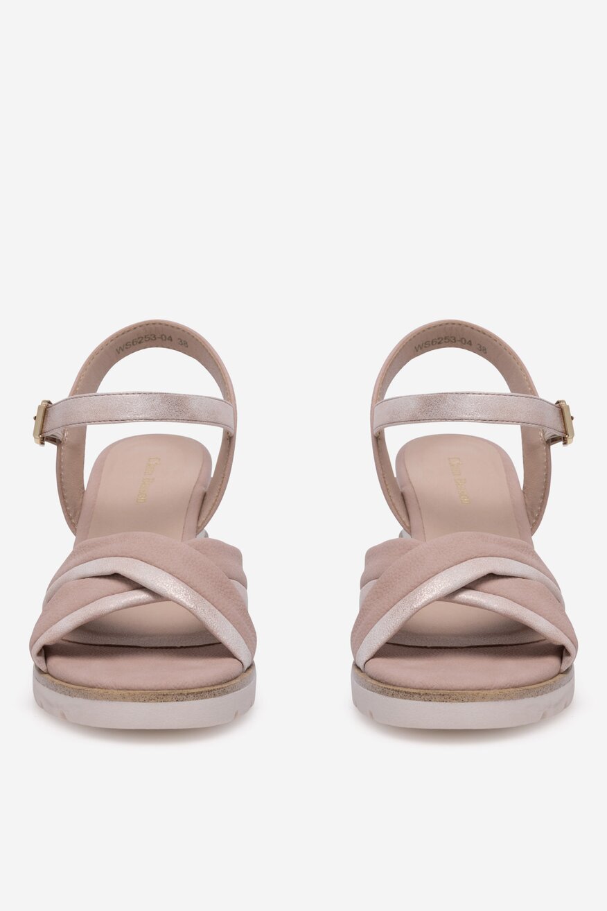 Sandały na koturnie