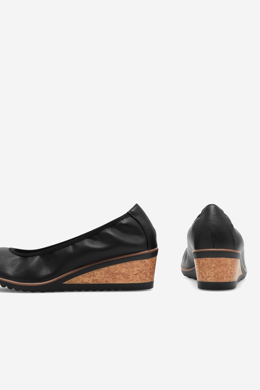 Czółenka na koturnie