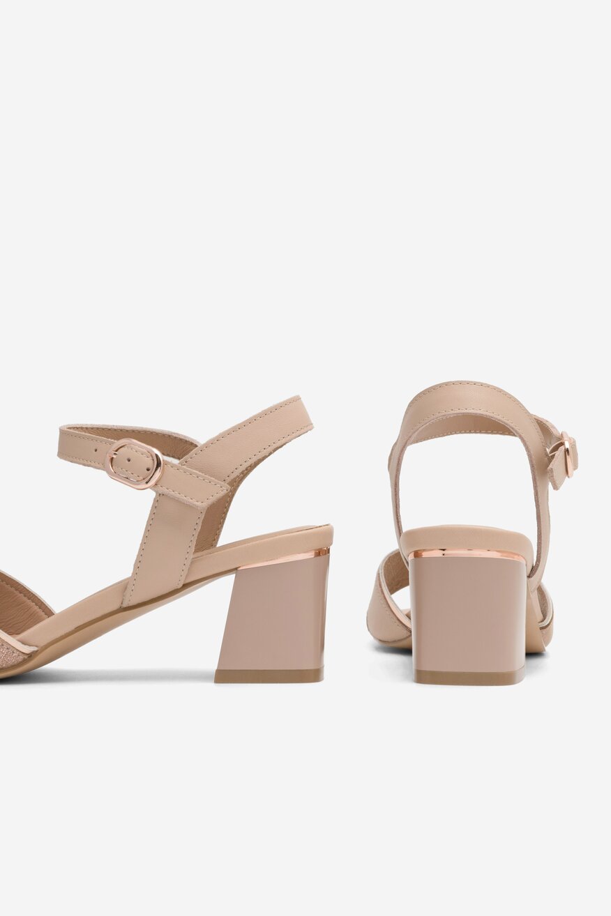 Sandały skórzane na słupku