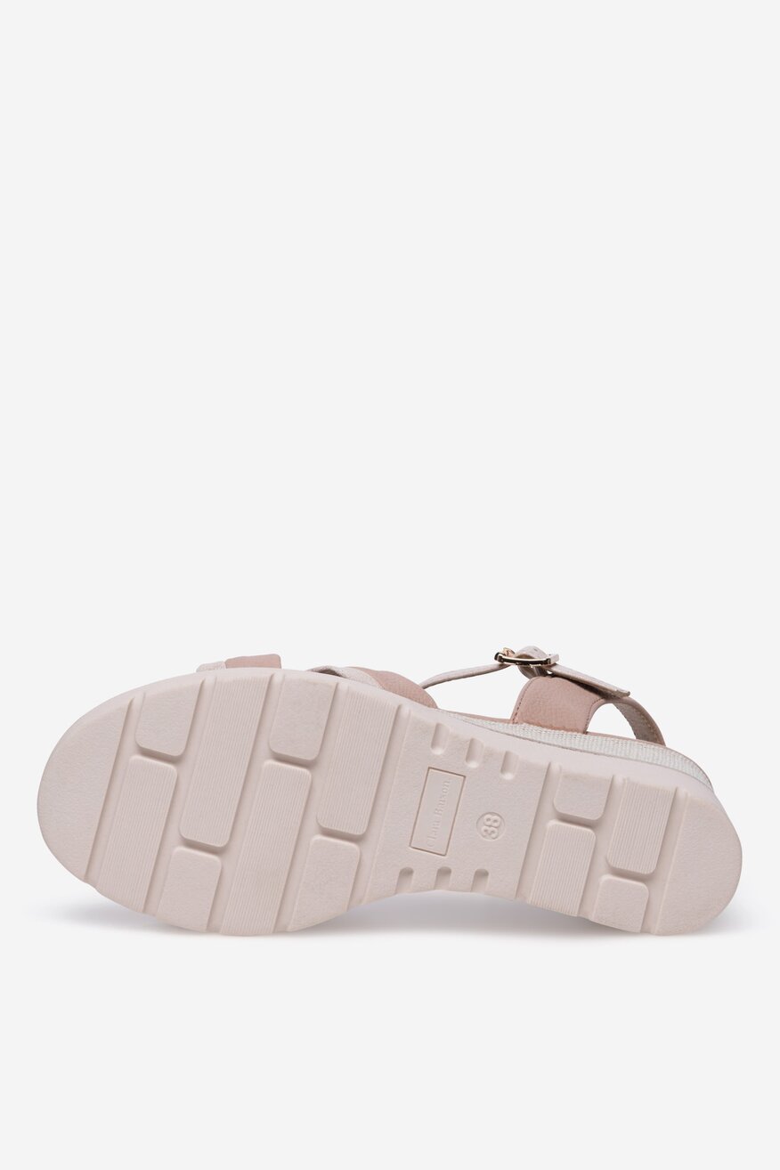 Sandały na koturnie