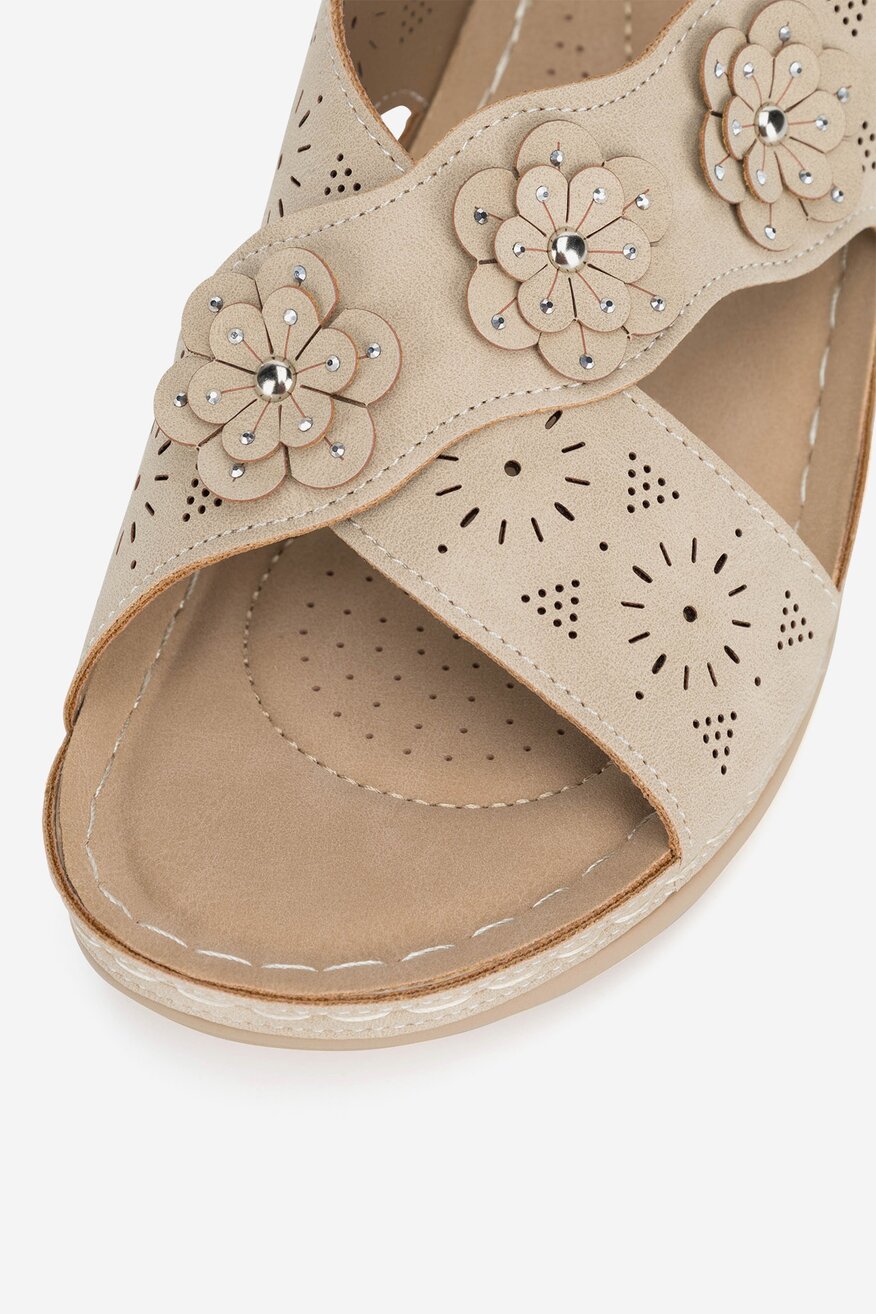 Sandały na koturnie