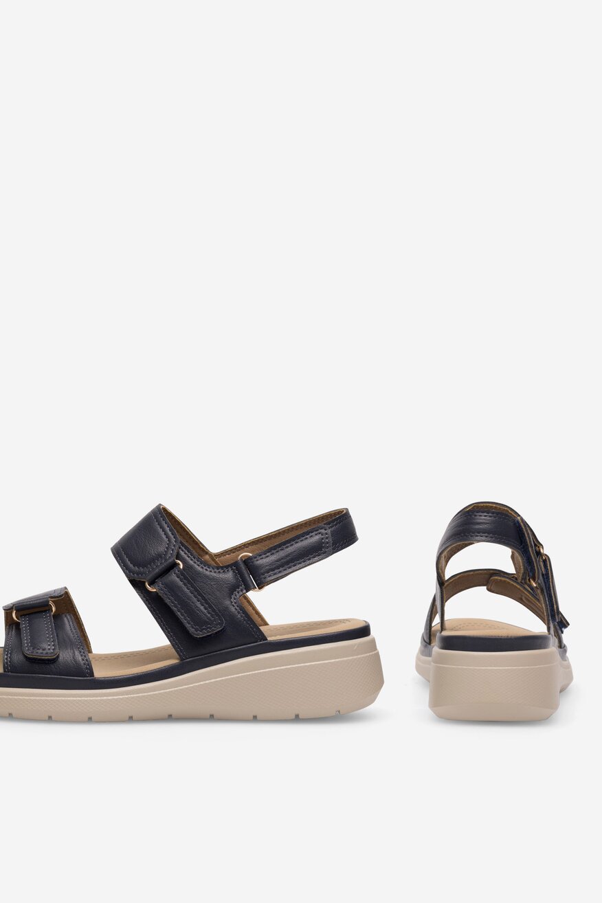 Sandały na koturnie