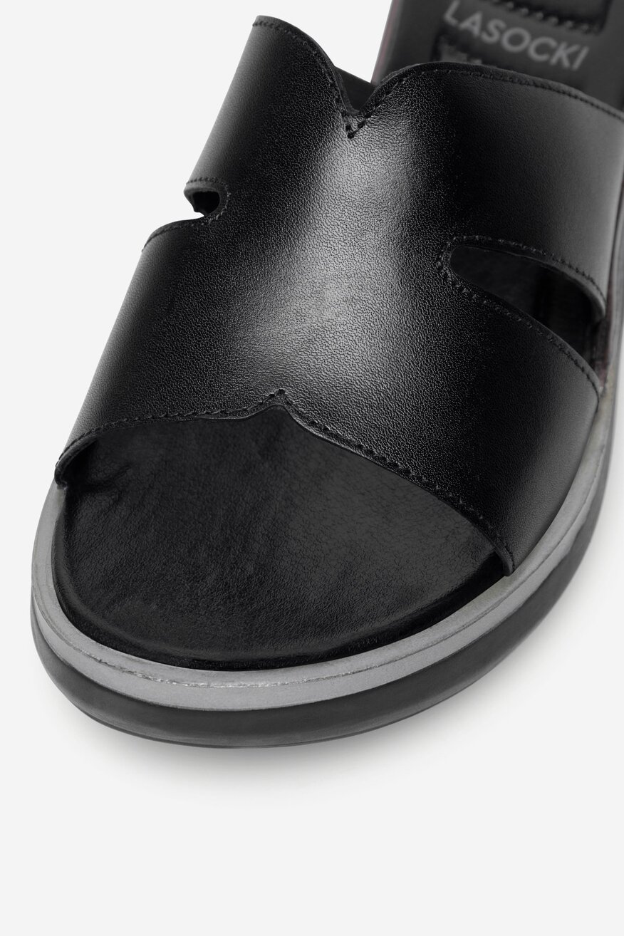 Klapki skórzane na koturnie