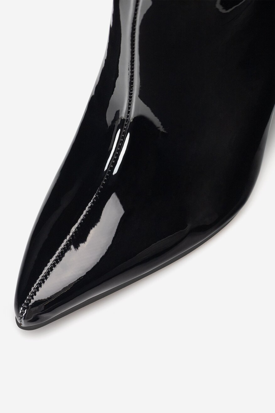 Kozaki lakierowane na słupku