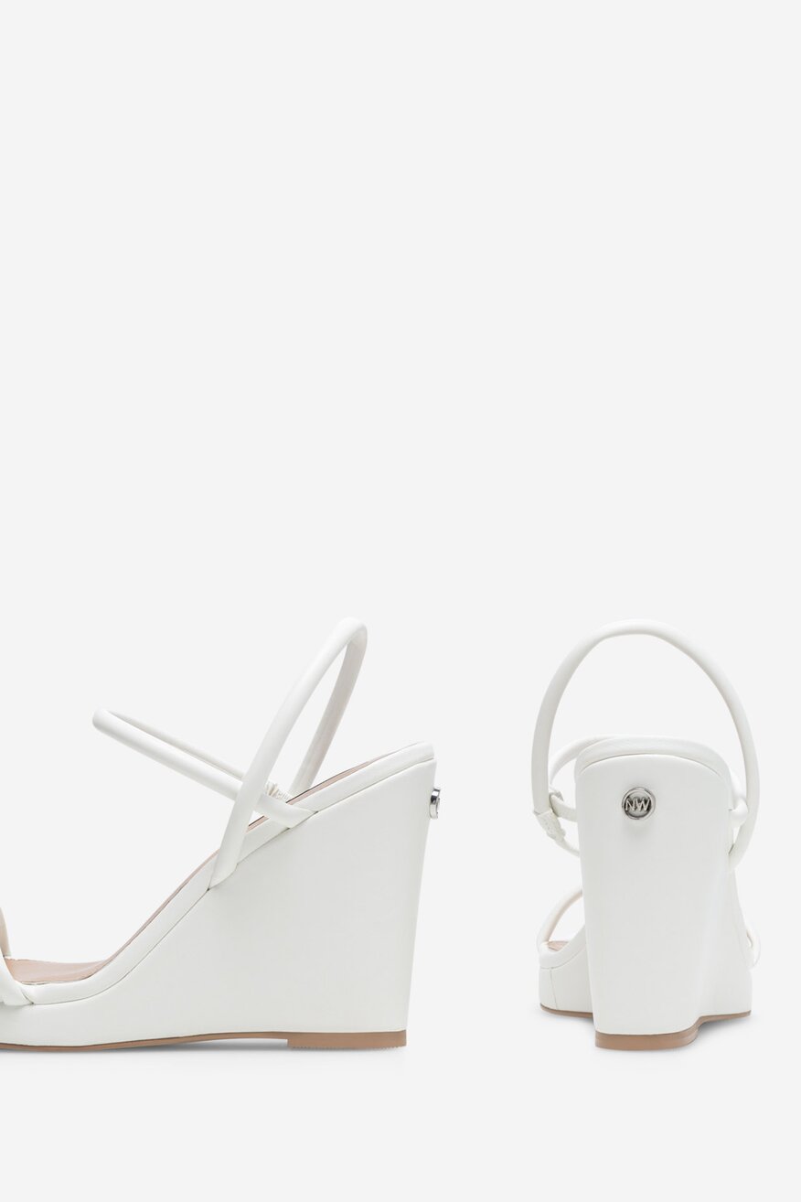 Sandały na koturnie