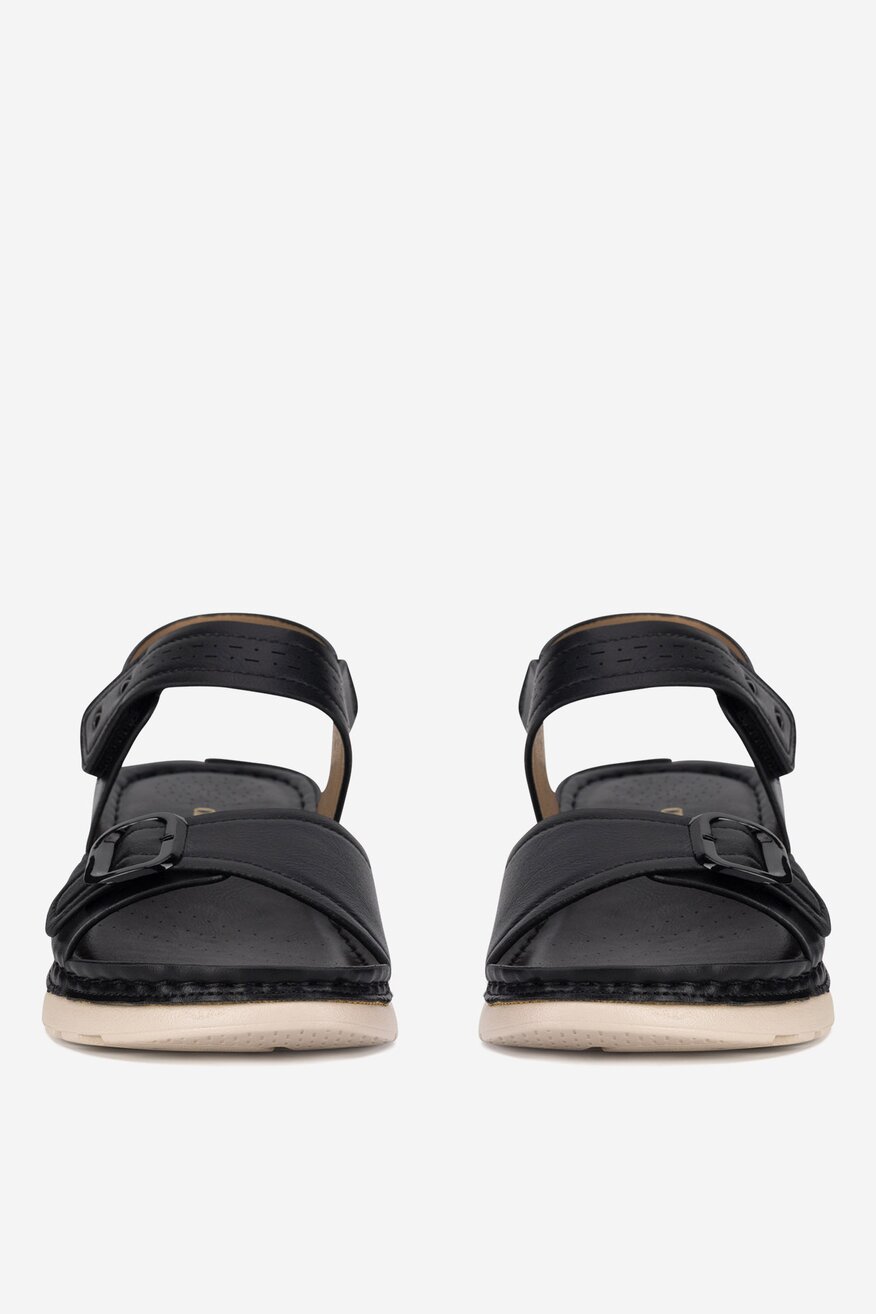 Sandały na koturnie