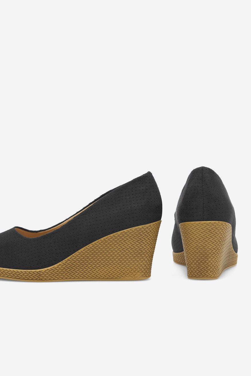 Czółenka na koturnie