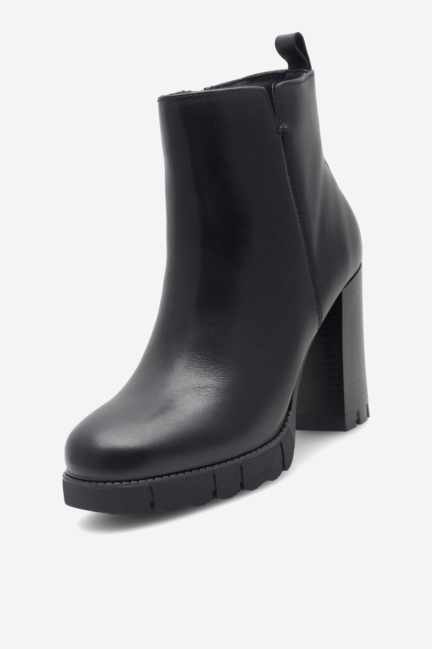 Botki skórzane na słupku