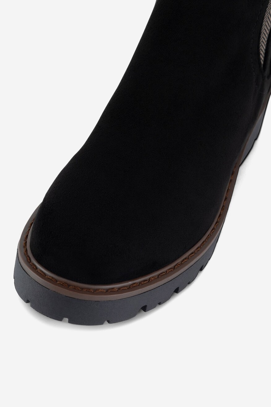 Botki na grubej podeszwie