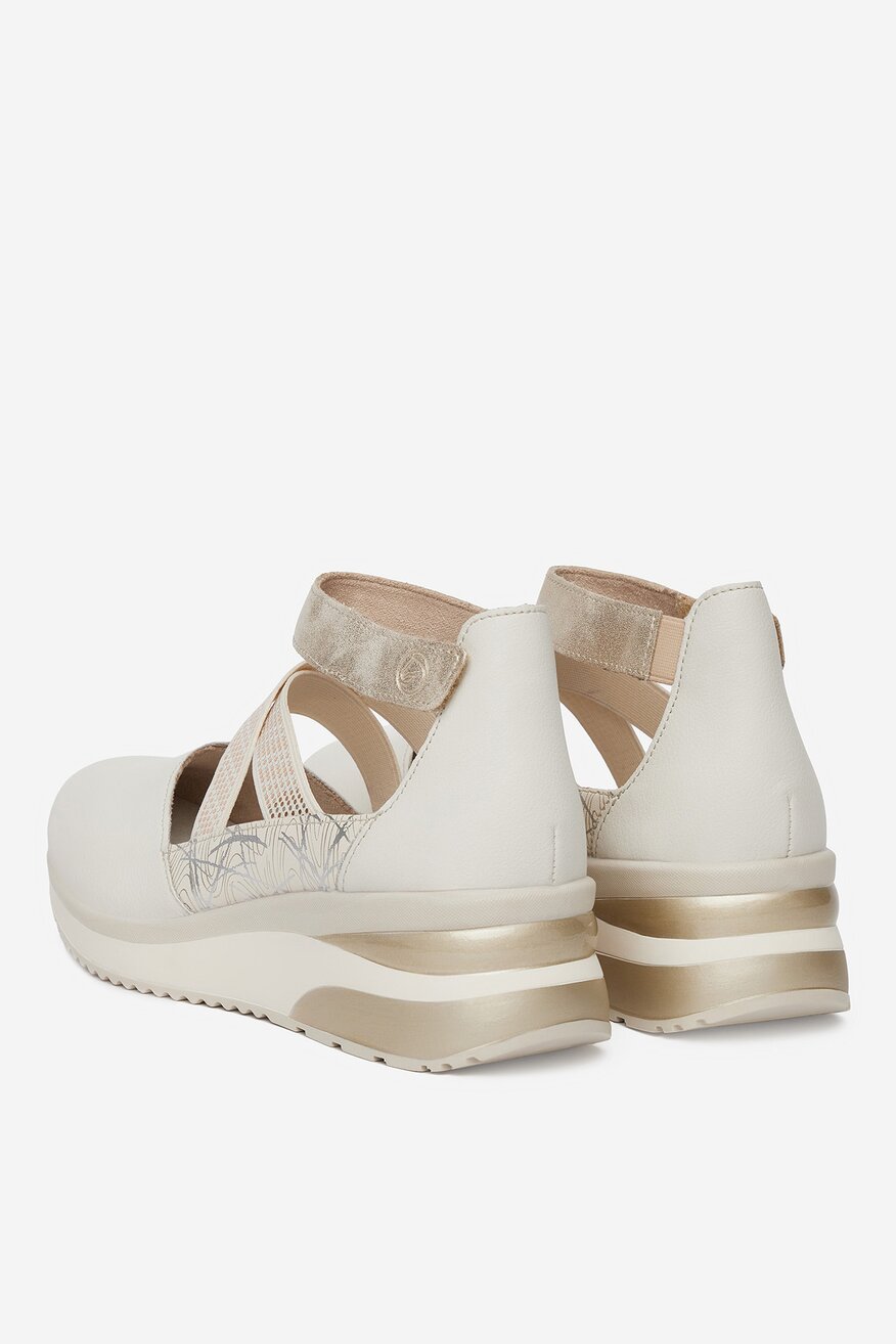 Sandały na koturnie