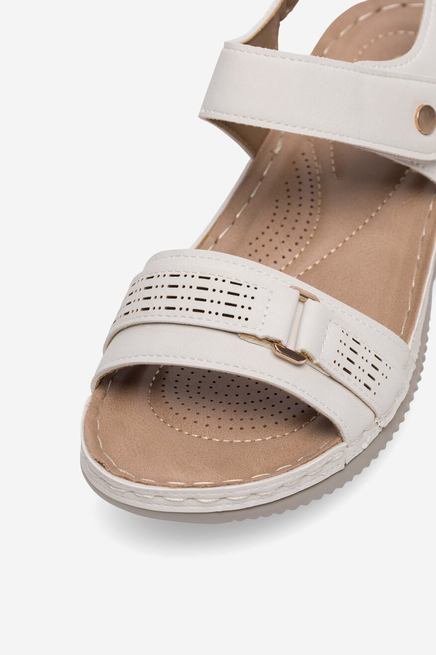 Sandały na koturnie