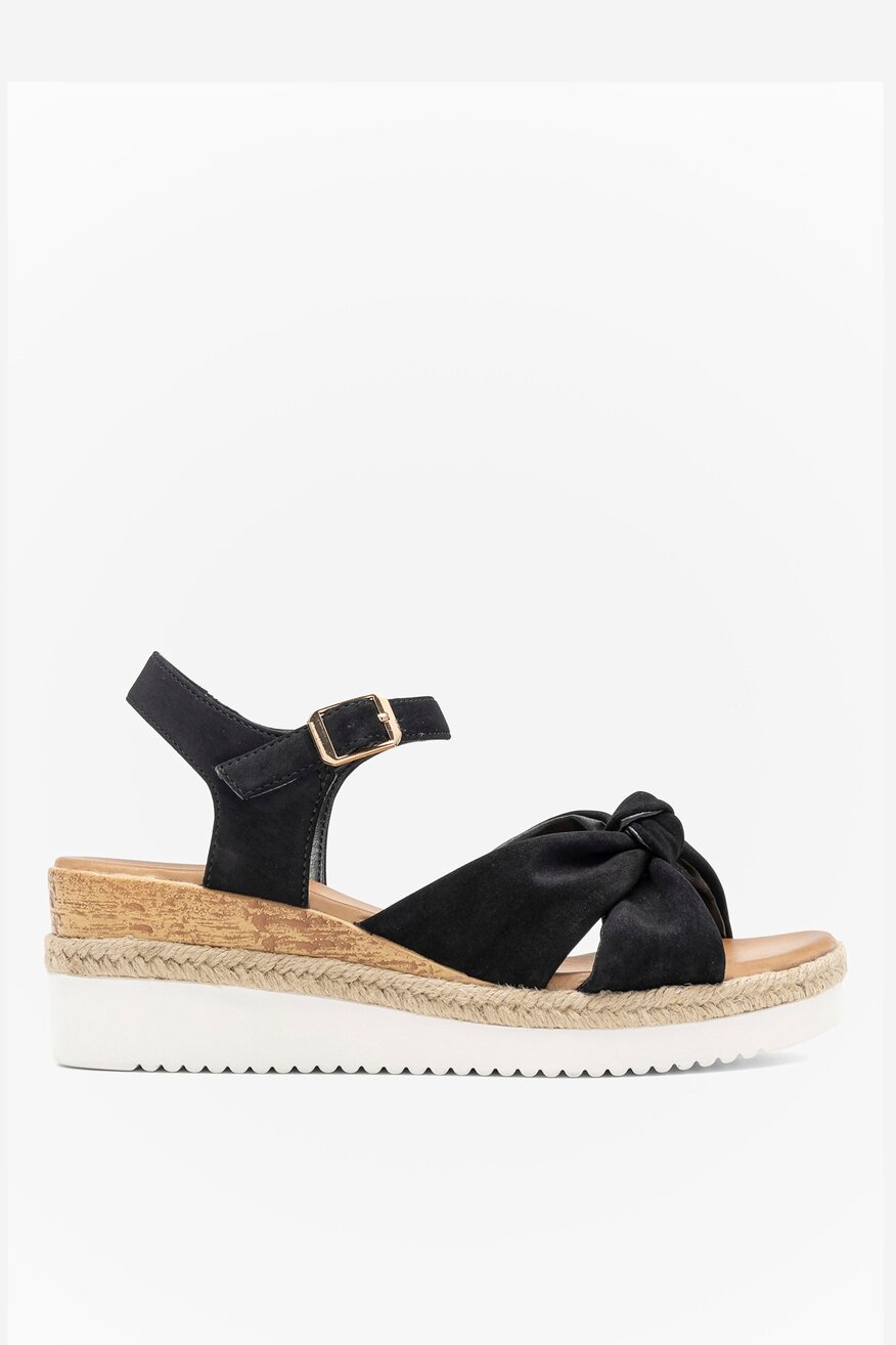 Sandały na koturnie