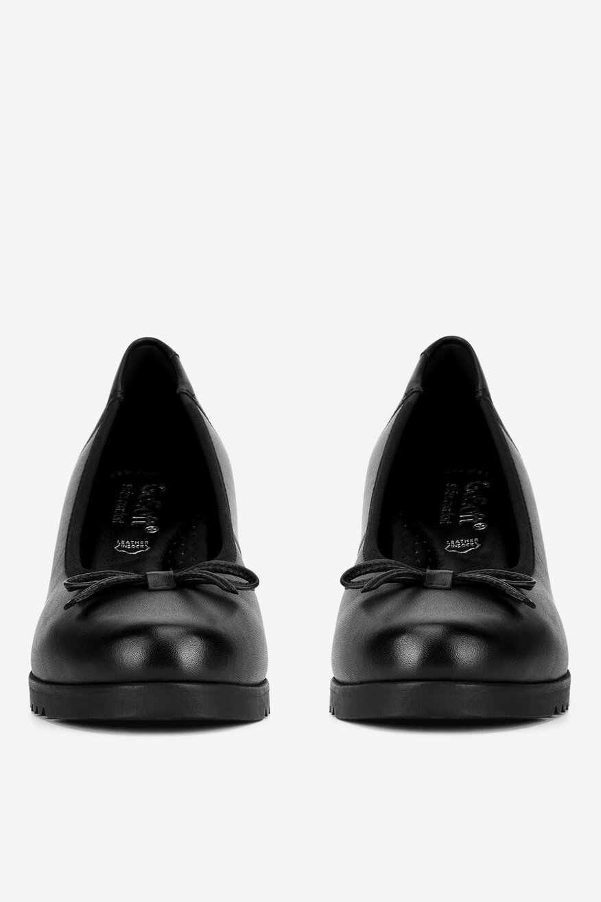 Czółenka skórzane na koturnie