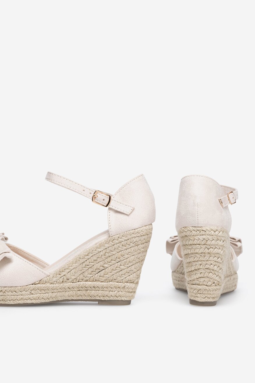 Sandały na koturnie