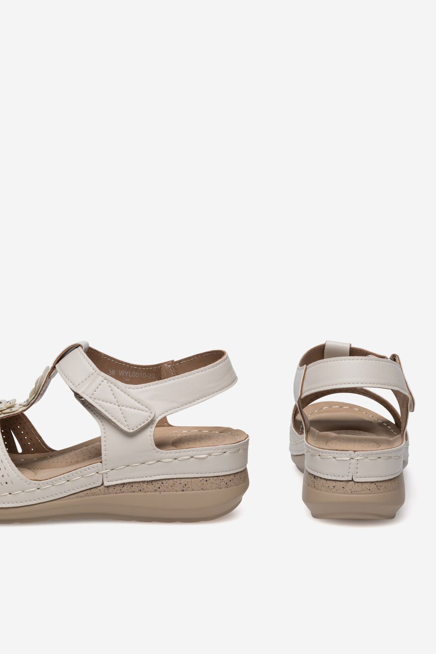 Sandały na koturnie